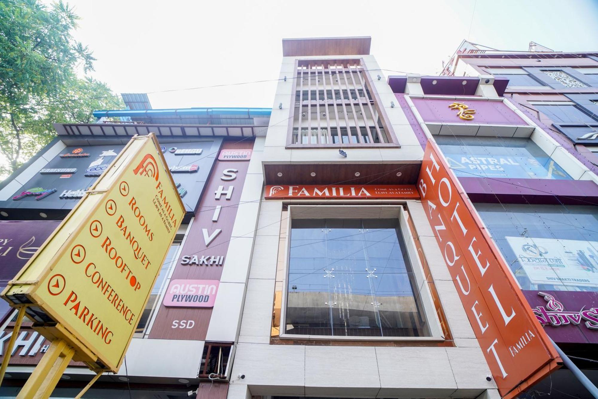 Familia Hotel And Banquets Лакхнау Экстерьер фото