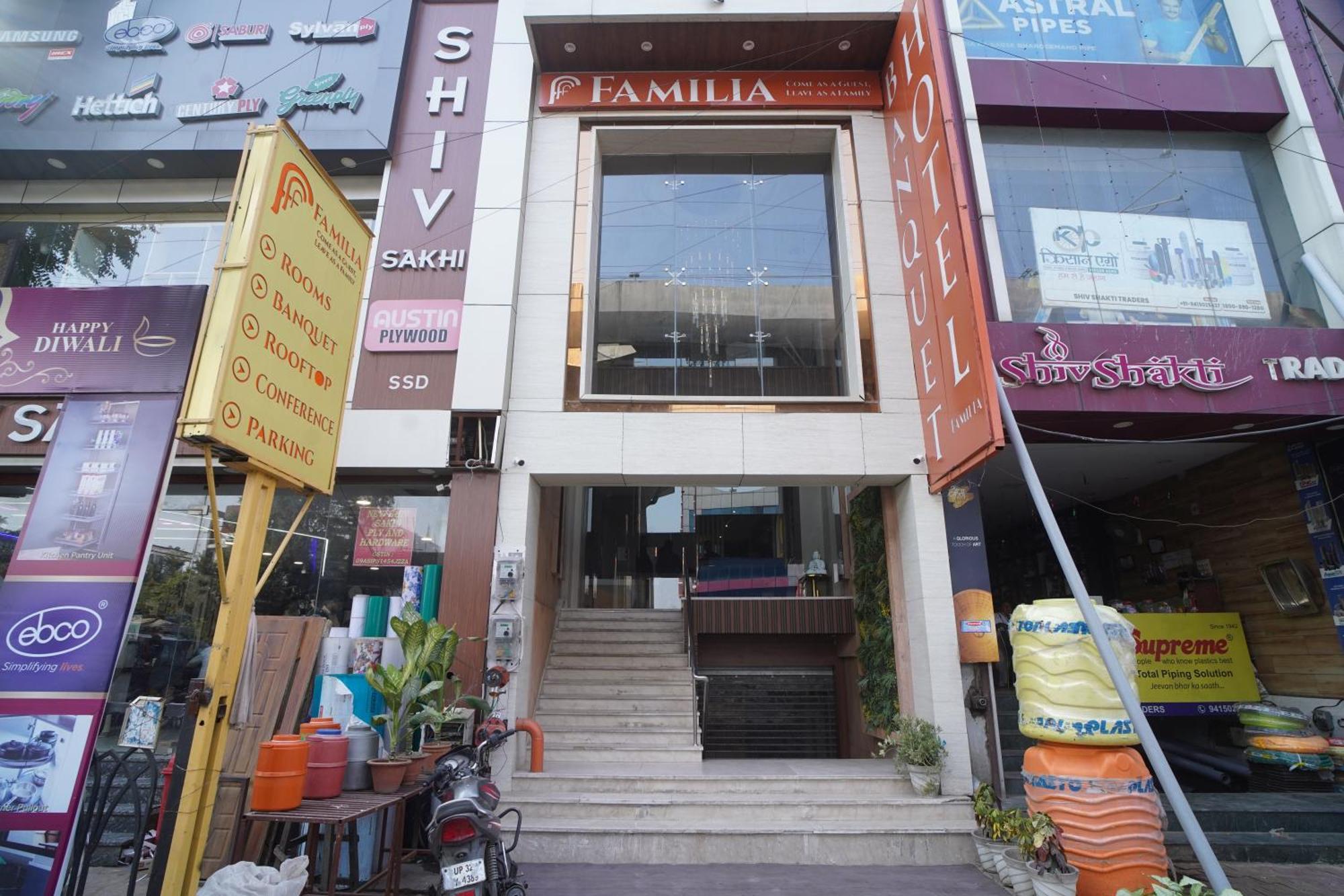Familia Hotel And Banquets Лакхнау Экстерьер фото